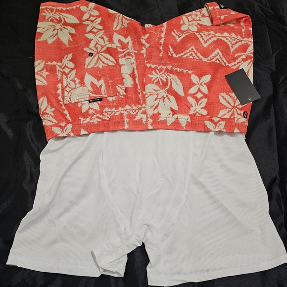 NWT quicksilver lined 7" swim trunks - Picture 7 of 8